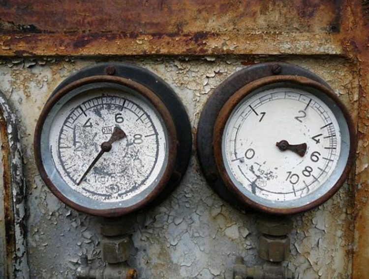 Take external conditions into account for pressure gauges